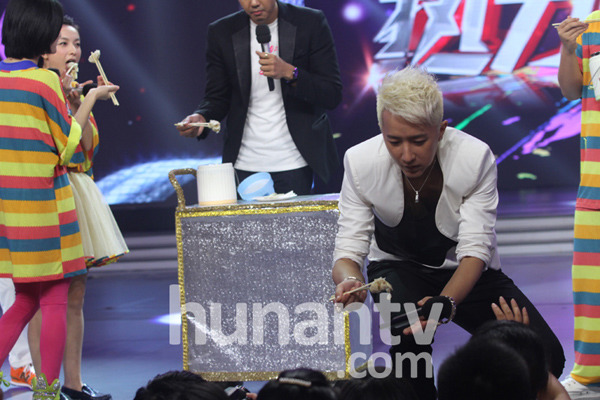 杜汶澤與快樂大本營主持人搶餃子