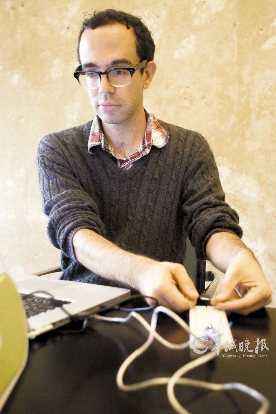 正在用身體演奏音樂的彼得•柯恩