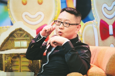 張紹剛正在主持節(jié)目