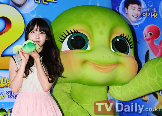 韓國(guó)歌手IU在發(fā)布會(huì)上