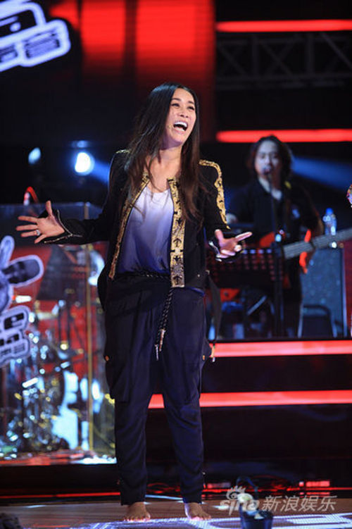 在舞臺(tái)上赤腳歌唱的那英