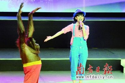 表演中的主持人