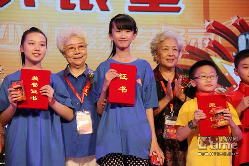 小選手們在臺上領獎