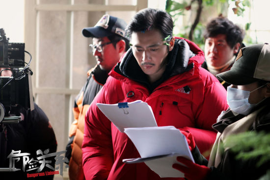 張東健正在配音