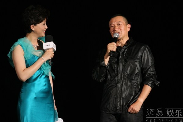 演播現(xiàn)場 圖中為音樂大師譚盾和主持人楊瀾