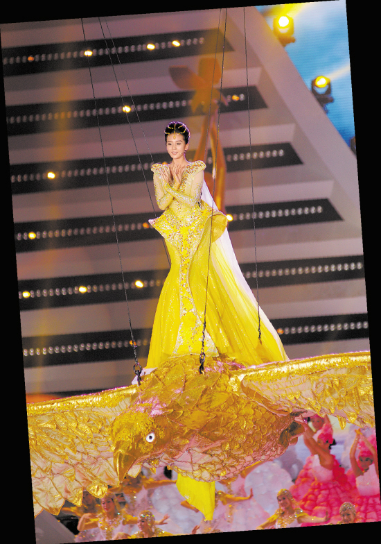 劉詩詩駕金鷹驚艷登場