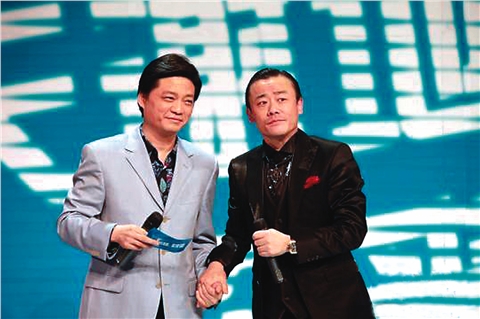 謝天謝地你來(lái)啦演播現(xiàn)場(chǎng) 圖為崔永元和冤家周立波