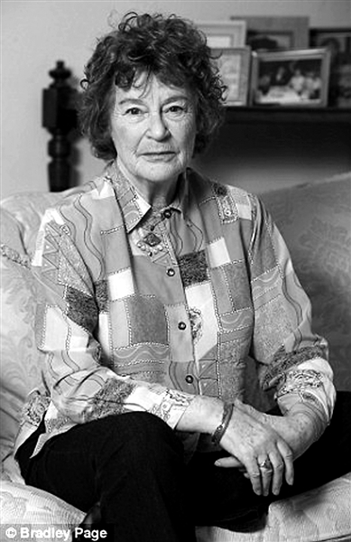 為邦女郎配音的妮基•范德澤爾