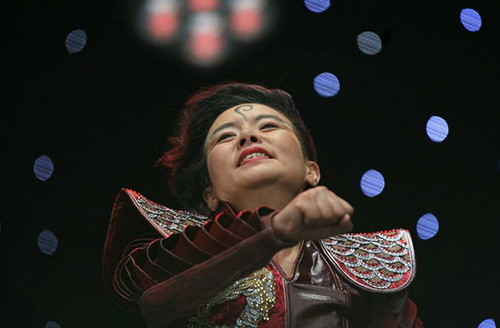 表演中的龔琳娜