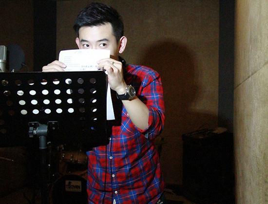 李響在錄音棚錄歌