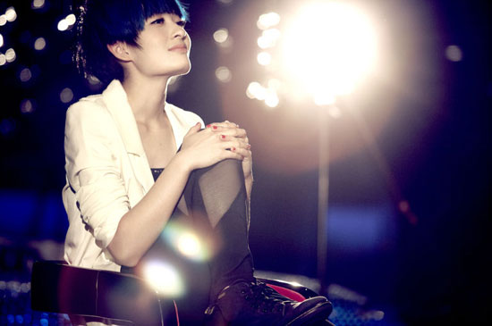 曾軼可在進行表演