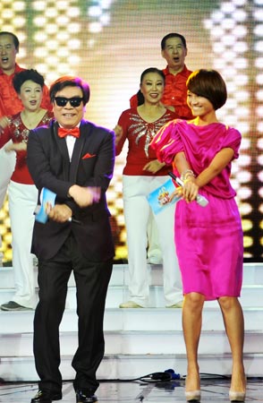 趙忠祥在跳騎馬舞