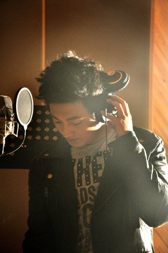 正在為《全面回憶OL》配音的工作人員