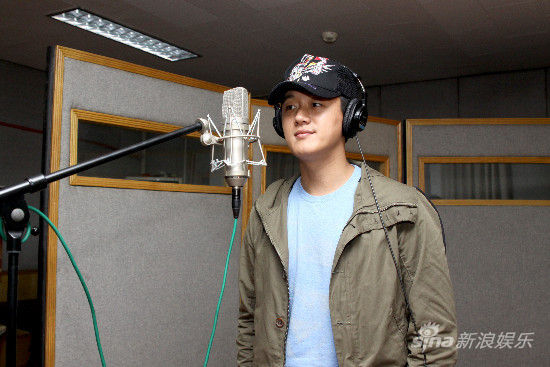 佟大為在錄音棚配音