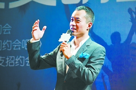 邱啟明在主持節(jié)目