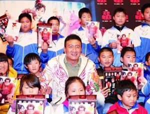 胡軍與孩子們親密合影留念