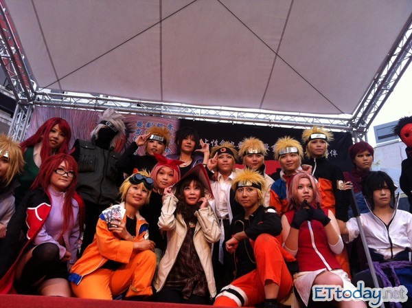 聲優(yōu)竹內(nèi)順子和粉絲合影留念