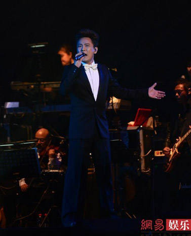 張信哲個演獻唱
