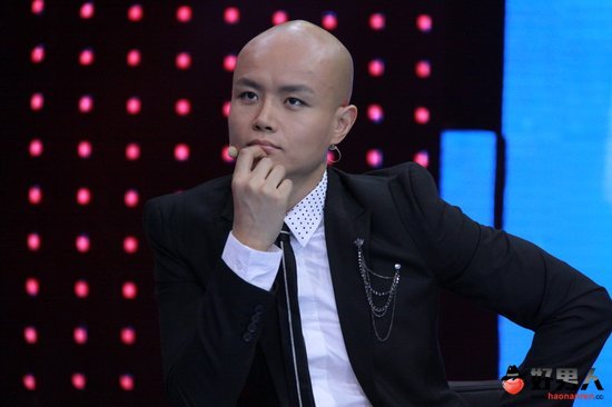 樂嘉現(xiàn)身央視一套談話節(jié)目 代撒貝寧主持深度訪談  樂嘉主持央視一套深度訪談節(jié)目 現(xiàn)場火花四射   隨著《非誠勿擾》節(jié)目的爆紅，其首任主持人樂嘉也隨之走紅，開始受到更多媒體以及節(jié)目的關(guān)注。樂嘉是中國性格色彩研究中心創(chuàng)辦人，F(xiàn)PA(Four-colors Personality Analysis) 性格色彩創(chuàng)始人，有著18年的出色演講和導(dǎo)師培訓(xùn)經(jīng)驗，自2010年以來開始接觸媒體，并取得卓越的成就，成為當(dāng)今社會的跨界奇才。他以專業(yè)、幽默、智慧，讓娛樂節(jié)目綻放人性色彩。  　　《首席夜話》是一檔晚間深度訪談類節(jié)目，最開始，主持人由撒貝寧挎刀，但發(fā)展到末期就變成各地方臺女主持人輪流站崗，據(jù)微博網(wǎng)友提供的爆料照片，看到樂嘉擔(dān)任起采訪嘉賓的工作，樂嘉助理小卷昨日回應(yīng)“樂嘉是擔(dān)綱《首席夜話》的主持工作，去年年底開始錄制節(jié)目，目前也是這檔節(jié)目的常駐主持人。”  　　此后，記者也采訪了一位央視工作人員，他解釋目前網(wǎng)絡(luò)曝光的崔健采訪，是改版后《首席夜話》的第一期節(jié)目，本周日23：27在央視一套播出。他說看了片段只感覺樂嘉是個“情商很高”的人，“總的來說，樂嘉跟其他明星訪談不一樣，他很敢問，就算把大腕惹毛，也能給摟回來，所以現(xiàn)場火花真的蠻激烈的。”   