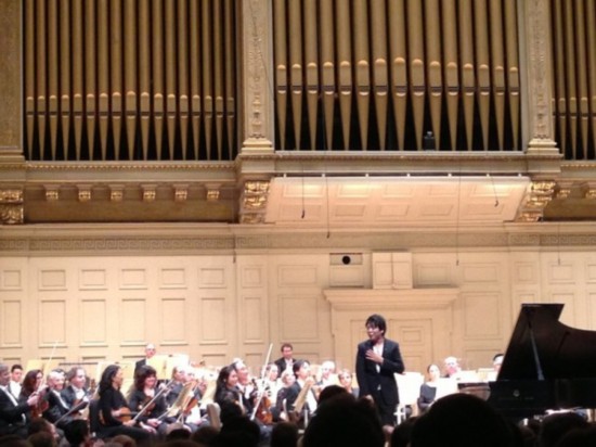 郎朗在波士頓交響樂大廳音樂會接受現(xiàn)場觀眾的熱烈掌聲