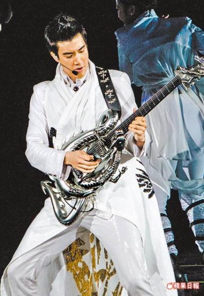 王力宏在倫敦開唱，狂飆吉他