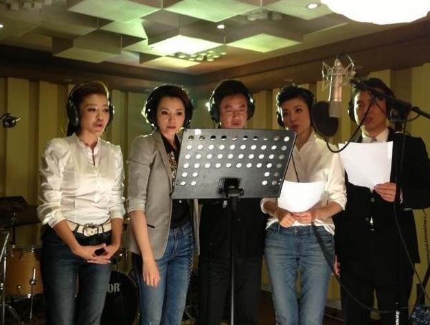 央視主持人錄制賑災(zāi)歌曲