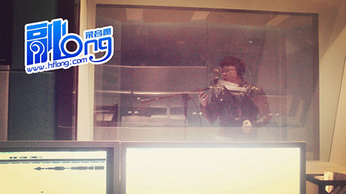 歌手成青在聲動傳媒融錄音棚錄制歌曲