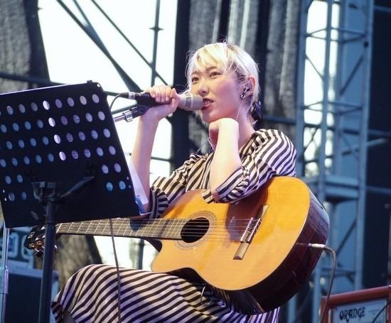 王若琳現(xiàn)身草莓音樂節(jié)